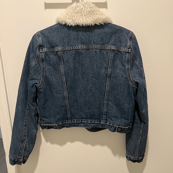 Levi’s Cropped Sherpa Trucker Denim Jacket Size Medium - Picture 4 of 6